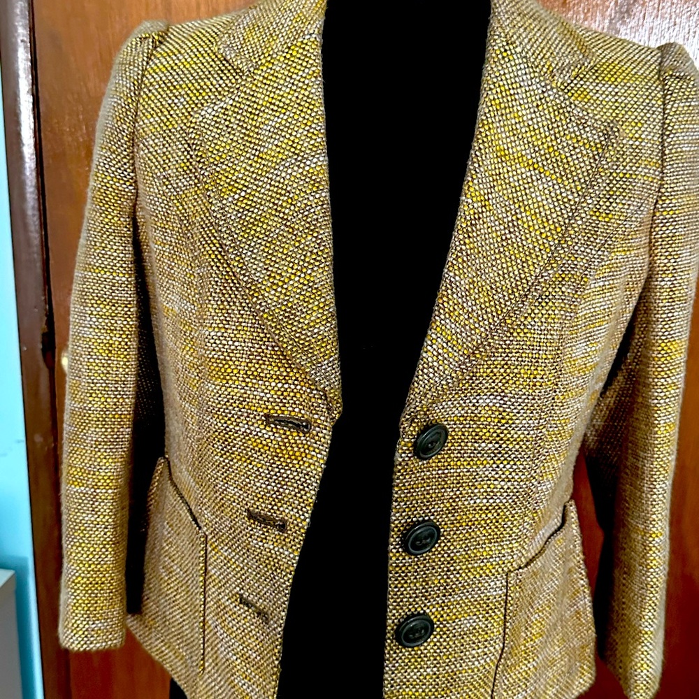 Women’s medium weight blazer.